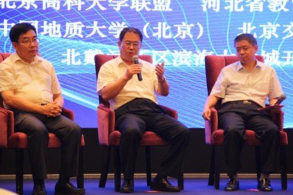 乐鱼手机官方校长刘宏民参加研讨会(栗晶晶 摄)